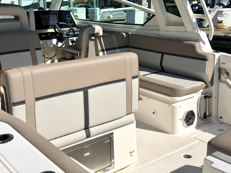 Slide: The Image of Boston Whaler 330 Vantage 2026 - 28