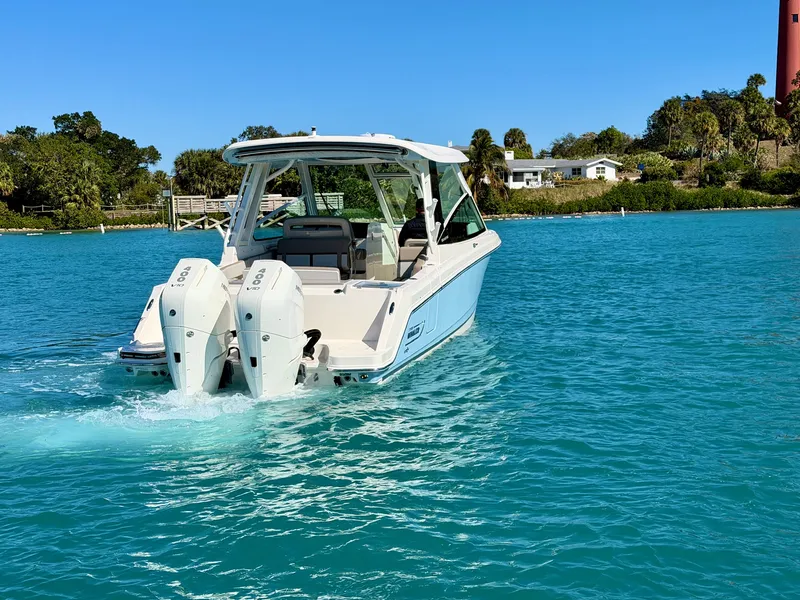 Slide: The Image of Boston Whaler 330 Vantage 2026 - 3