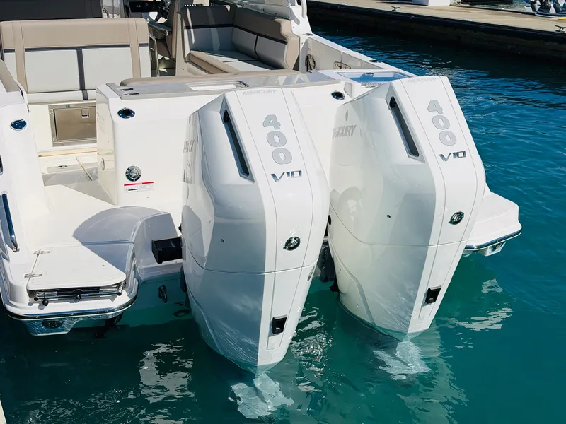 Slide: The Image of Boston Whaler 330 Vantage 2026 - 30