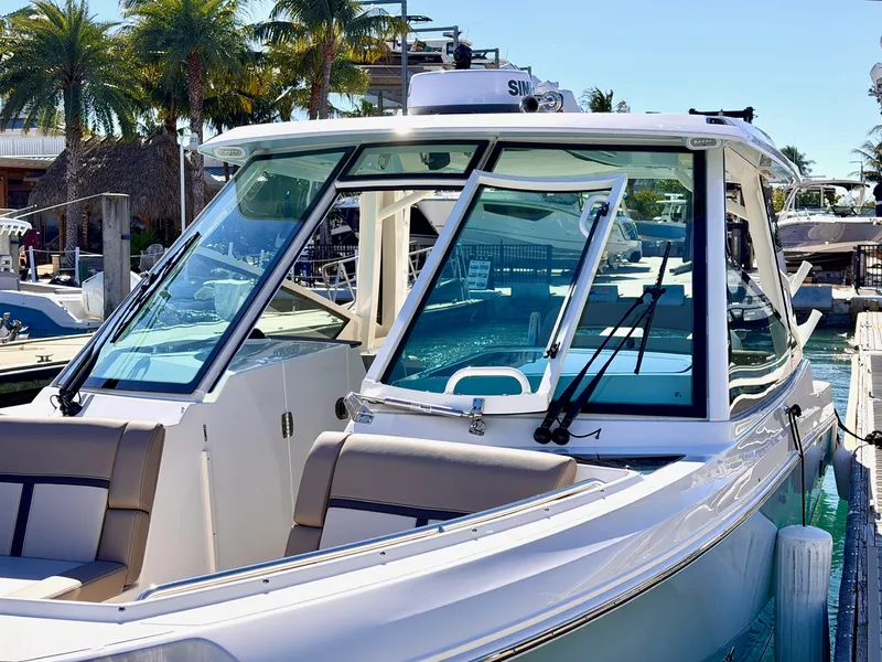 Slide: The Image of Boston Whaler 330 Vantage 2026 - 32