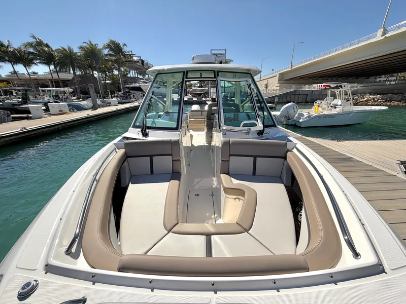 Slide: The Image of Boston Whaler 330 Vantage 2026 - 33