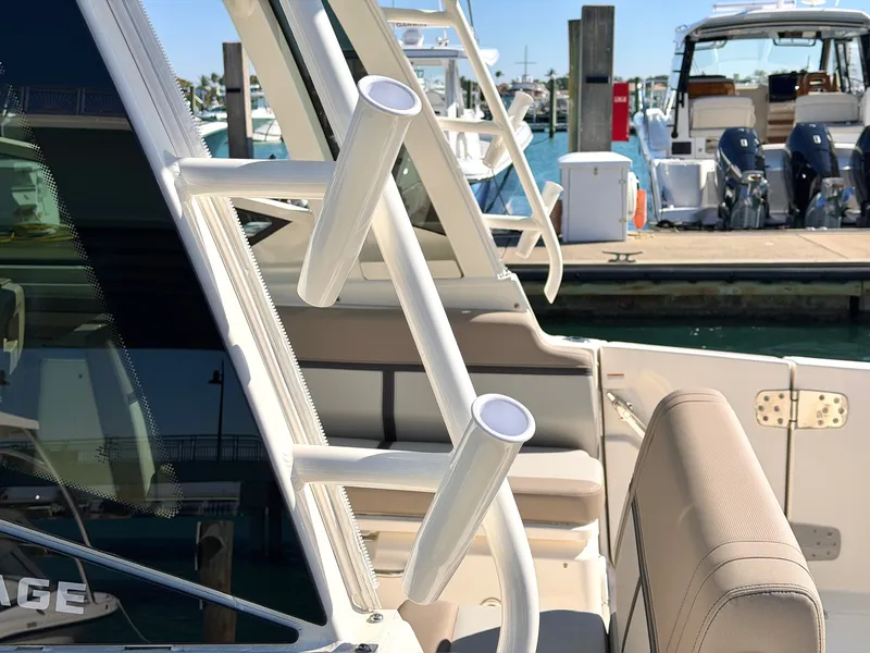 Slide: The Image of Boston Whaler 330 Vantage 2026 - 34