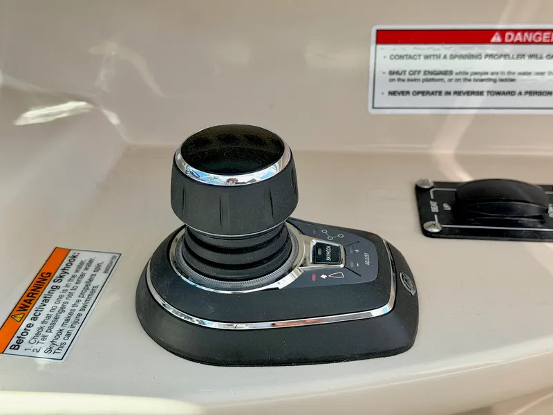 Slide: The Image of Boston Whaler 330 Vantage 2026 - 35