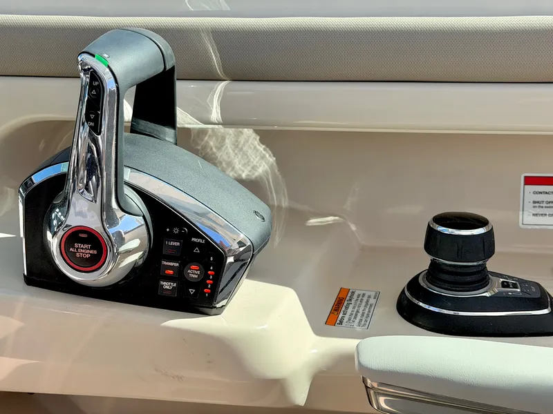 Slide: The Image of Boston Whaler 330 Vantage 2026 - 37