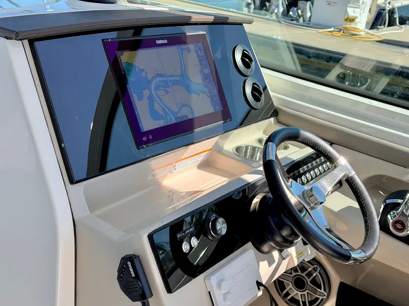 Slide: The Image of Boston Whaler 330 Vantage 2026 - 38