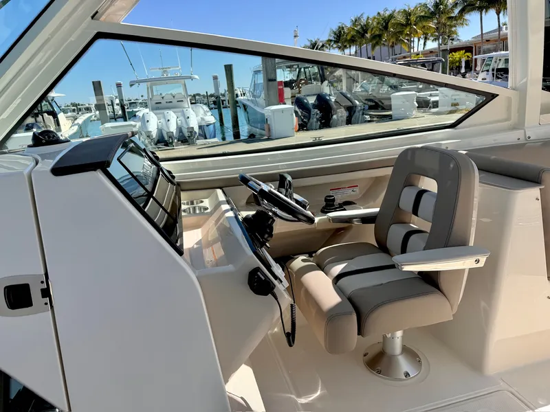 Slide: The Image of Boston Whaler 330 Vantage 2026 - 39