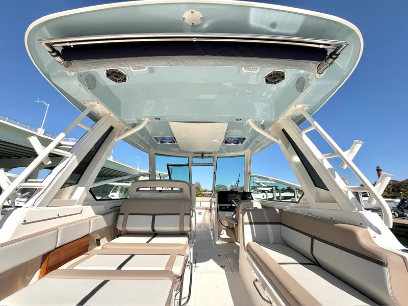 Slide: The Image of Boston Whaler 330 Vantage 2026 - 4