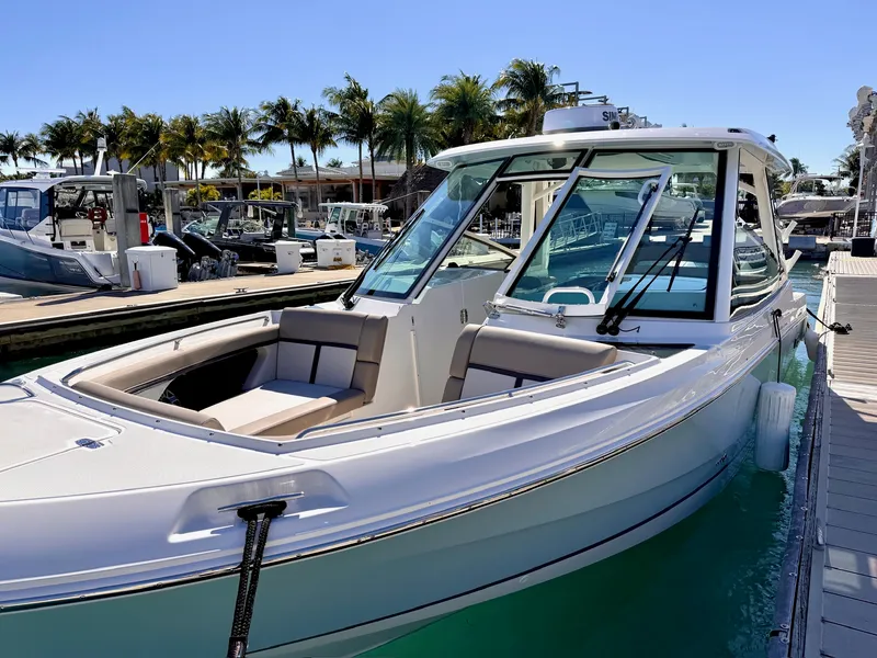 Slide: The Image of Boston Whaler 330 Vantage 2026 - 40