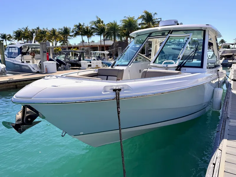 Slide: The Image of Boston Whaler 330 Vantage 2026 - 41
