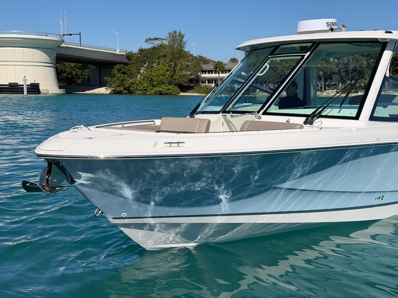 Slide: The Image of Boston Whaler 330 Vantage 2026 - 42