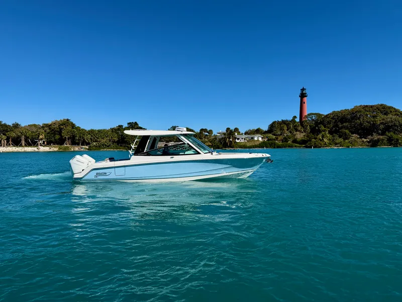 Slide: The Image of Boston Whaler 330 Vantage 2026 - 44