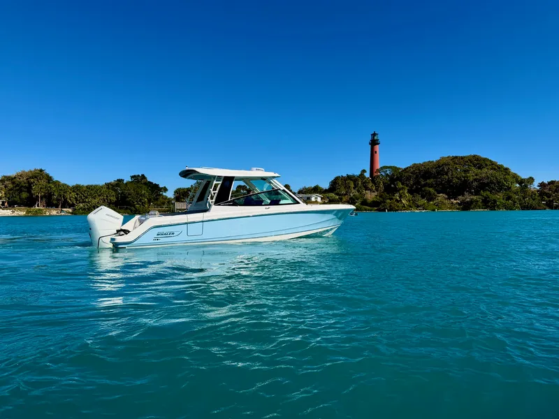 Slide: The Image of Boston Whaler 330 Vantage 2026 - 45
