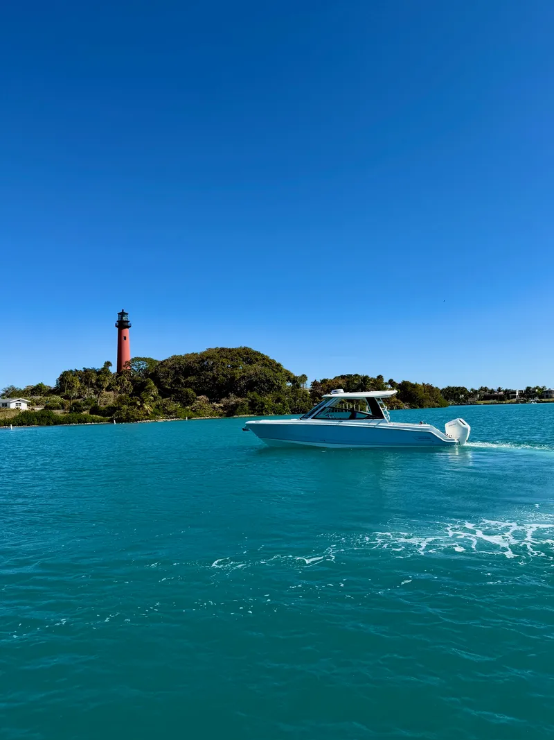 Slide: The Image of Boston Whaler 330 Vantage 2026 - 46