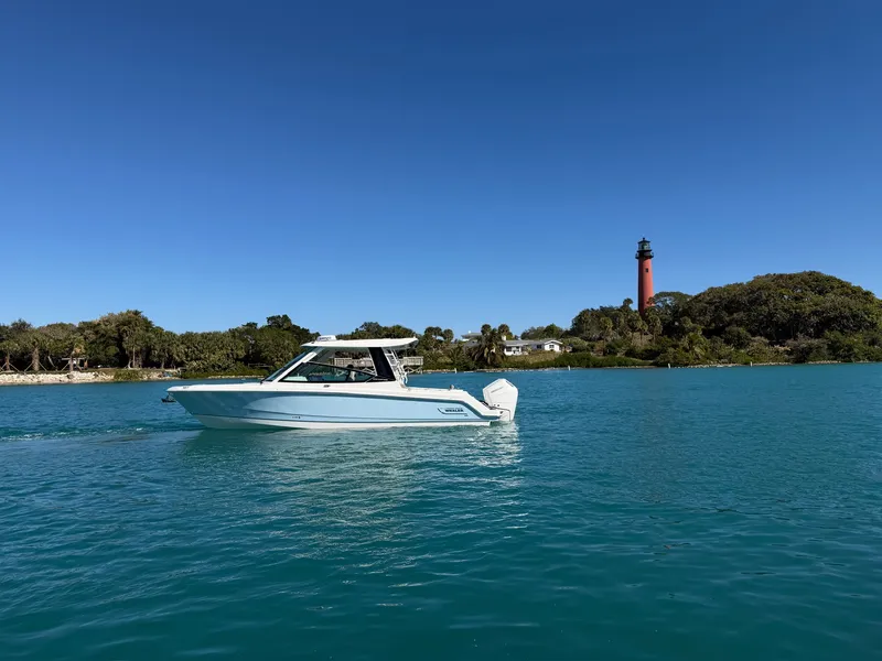 Slide: The Image of Boston Whaler 330 Vantage 2026 - 47