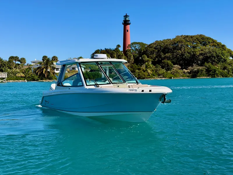 Slide: The Image of Boston Whaler 330 Vantage 2026 - 48