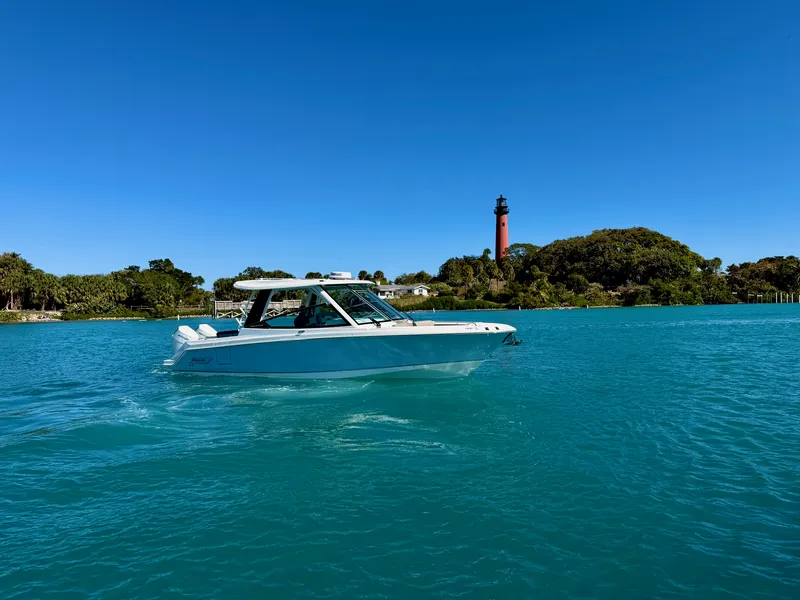 Slide: The Image of Boston Whaler 330 Vantage 2026 - 49