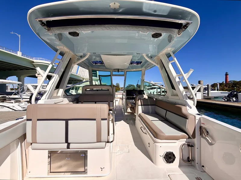 Slide: The Image of Boston Whaler 330 Vantage 2026 - 5