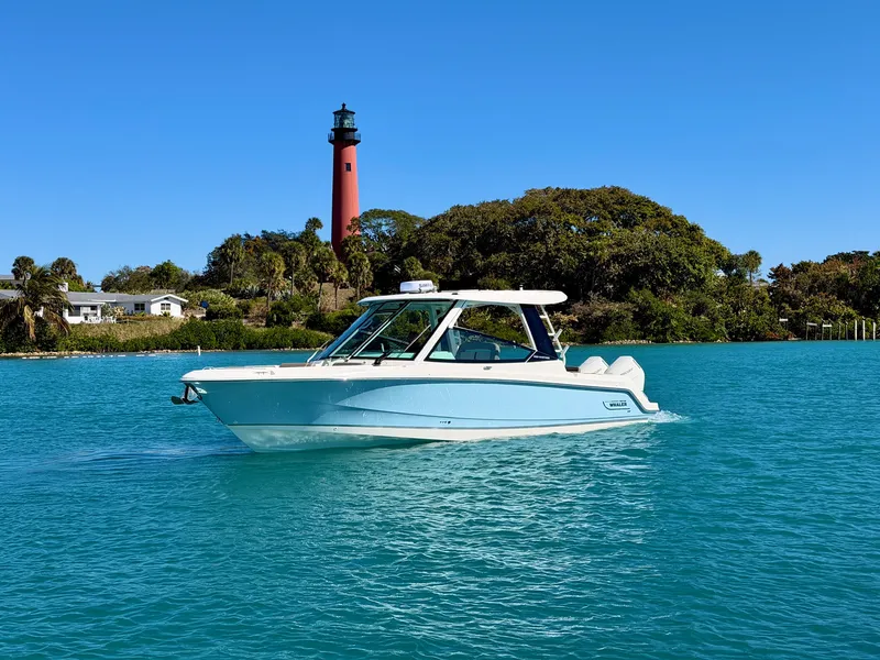 Slide: The Image of Boston Whaler 330 Vantage 2026 - 50