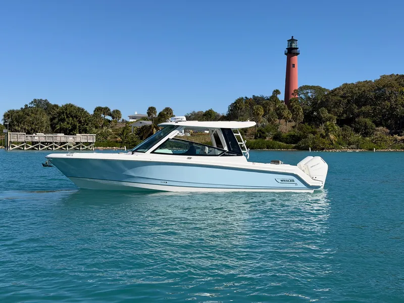 Slide: The Image of Boston Whaler 330 Vantage 2026 - 51