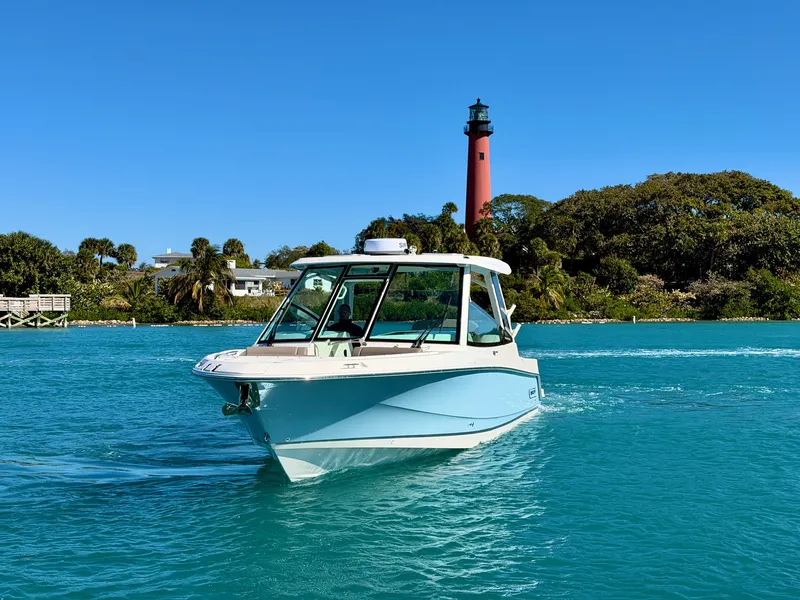 Slide: The Image of Boston Whaler 330 Vantage 2026 - 52