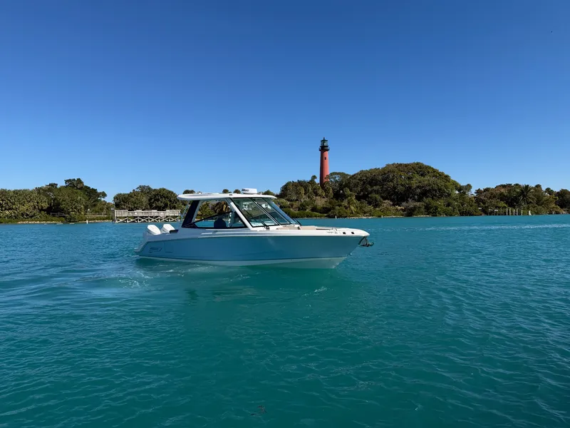 Slide: The Image of Boston Whaler 330 Vantage 2026 - 54
