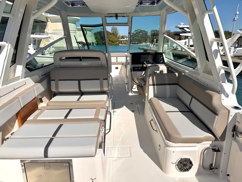 Slide: The Image of Boston Whaler 330 Vantage 2026 - 6