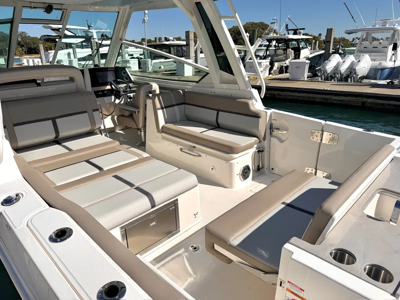 Slide: The Image of Boston Whaler 330 Vantage 2026 - 7
