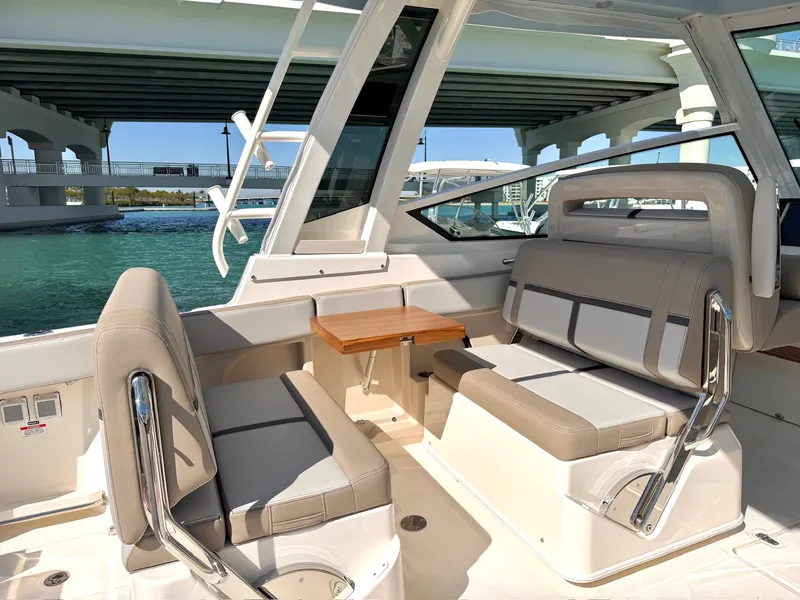 Slide: The Image of Boston Whaler 330 Vantage 2026 - 9