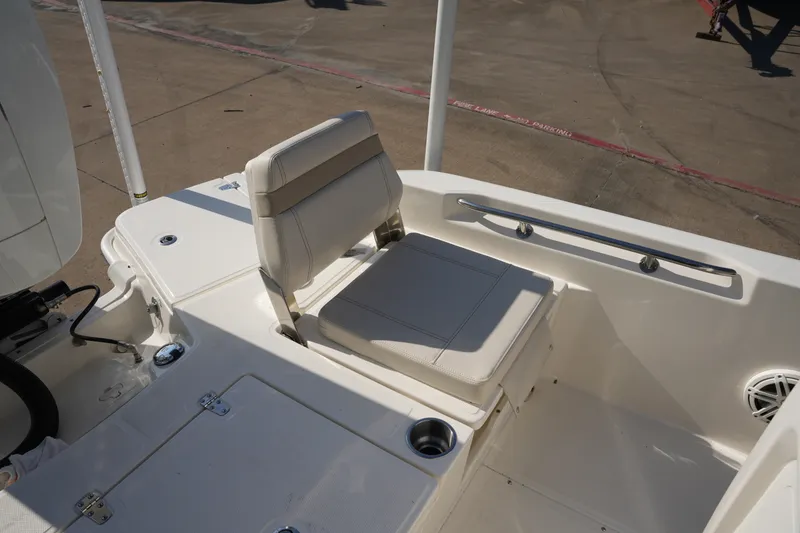 Slide: The Image of Boston Whaler 250 Dauntless 2026 - 10