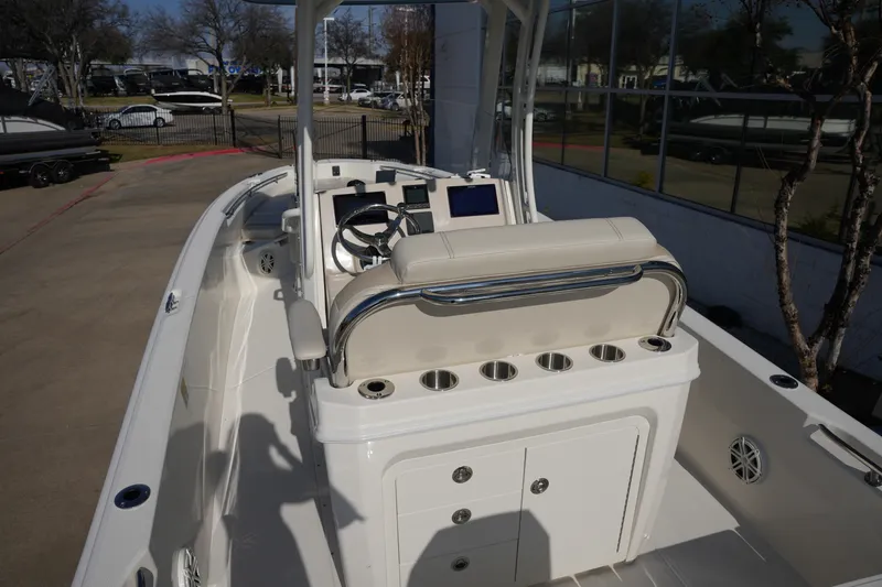Slide: The Image of Boston Whaler 250 Dauntless 2026 - 11