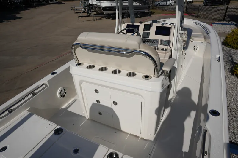 Slide: The Image of Boston Whaler 250 Dauntless 2026 - 12