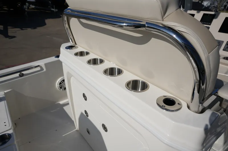 Slide: The Image of Boston Whaler 250 Dauntless 2026 - 15