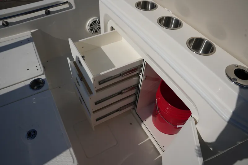 Slide: The Image of Boston Whaler 250 Dauntless 2026 - 16