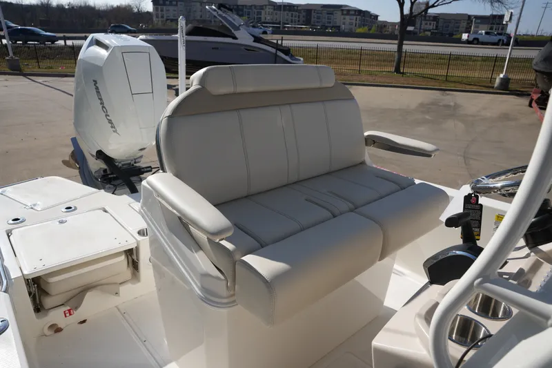 Slide: The Image of Boston Whaler 250 Dauntless 2026 - 18