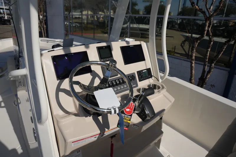 Slide: The Image of Boston Whaler 250 Dauntless 2026 - 19