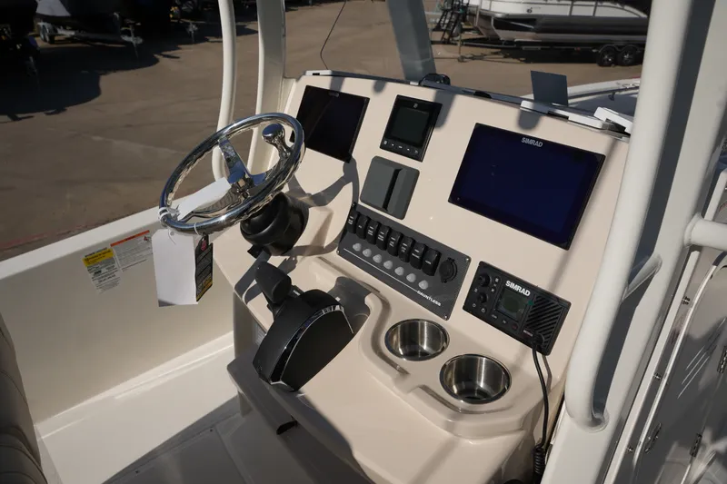 Slide: The Image of Boston Whaler 250 Dauntless 2026 - 20