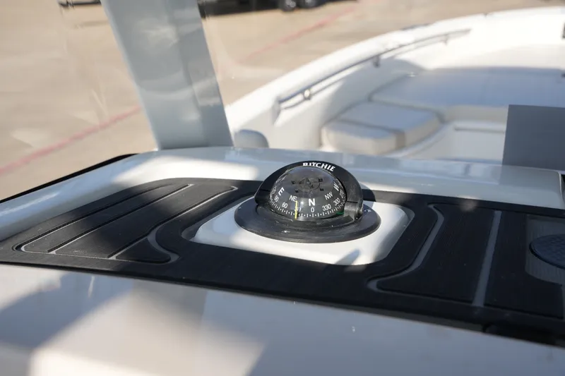 Slide: The Image of Boston Whaler 250 Dauntless 2026 - 21