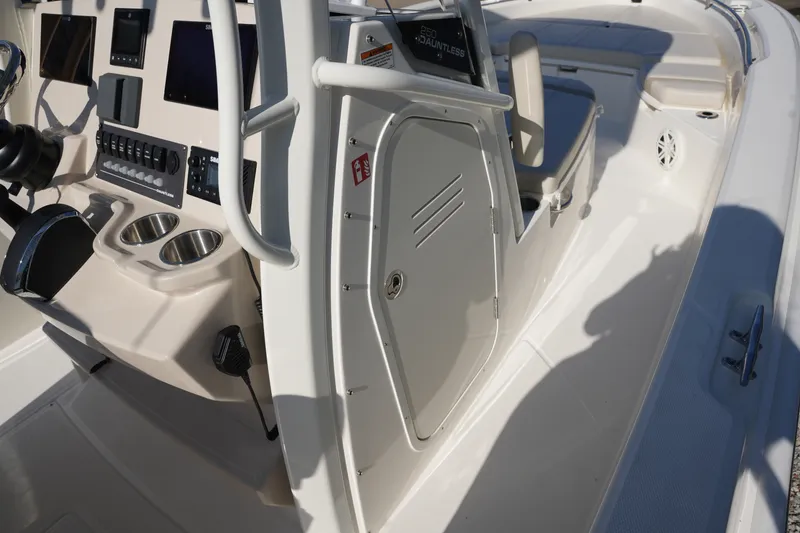 Slide: The Image of Boston Whaler 250 Dauntless 2026 - 22