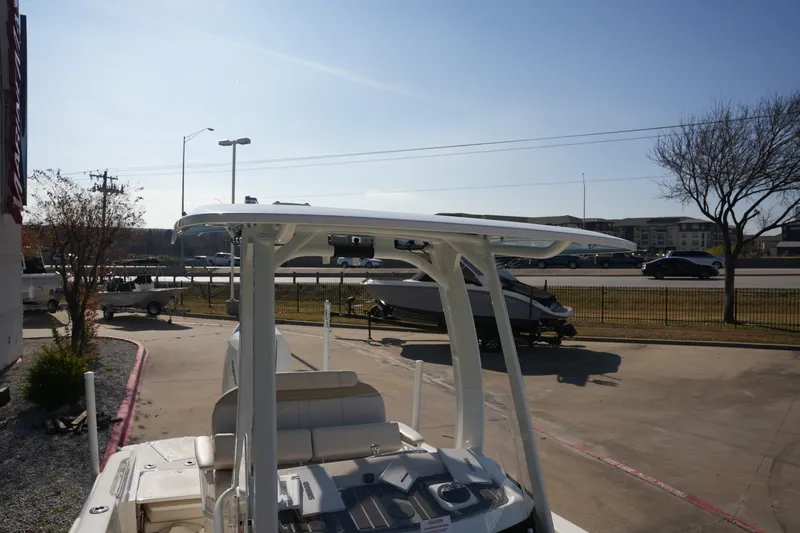 Slide: The Image of Boston Whaler 250 Dauntless 2026 - 24