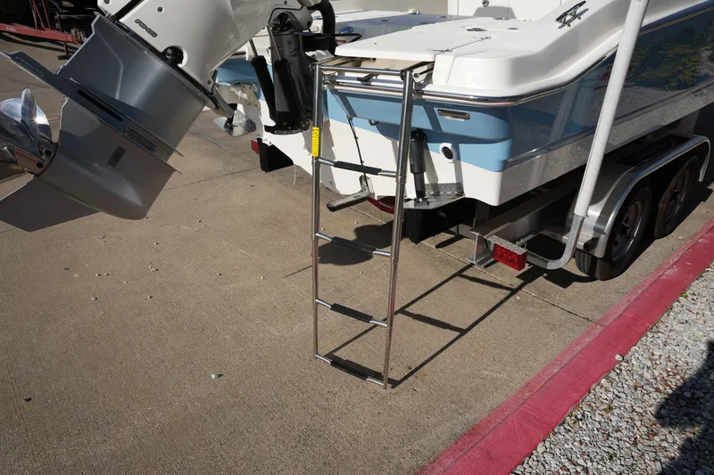 Slide: The Image of Boston Whaler 250 Dauntless 2026 - 4