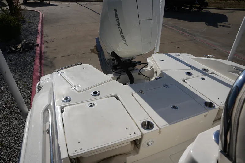 Slide: The Image of Boston Whaler 250 Dauntless 2026 - 7