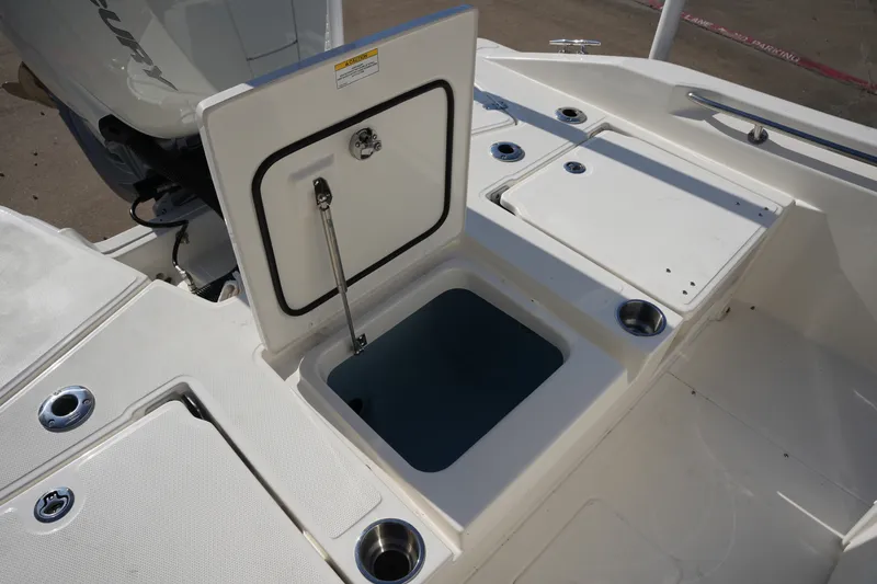 Slide: The Image of Boston Whaler 250 Dauntless 2026 - 8