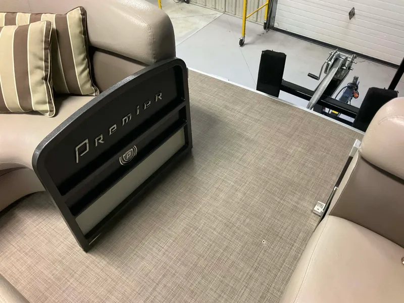 Slide: The Image of Premier 290 GRAND VIEW 2013 - 72