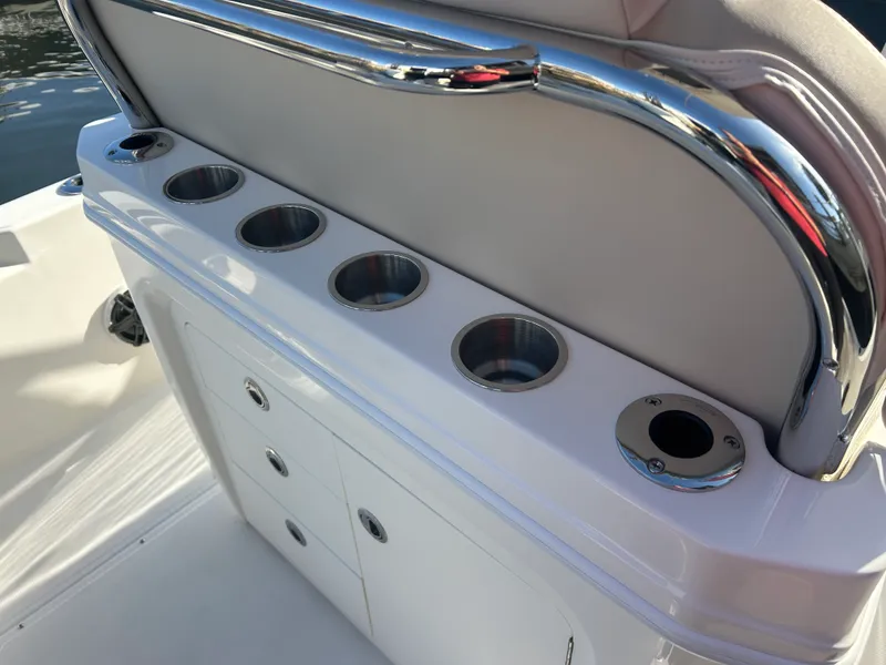 Slide: The Image of Boston Whaler 250 Dauntless 2026 - 11