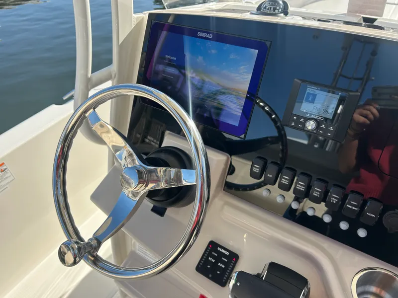 Slide: The Image of Boston Whaler 250 Dauntless 2026 - 14