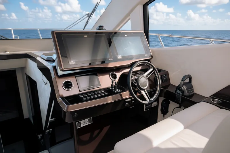 Slide: The Image of Galeon 500 FLY 2026 - 14