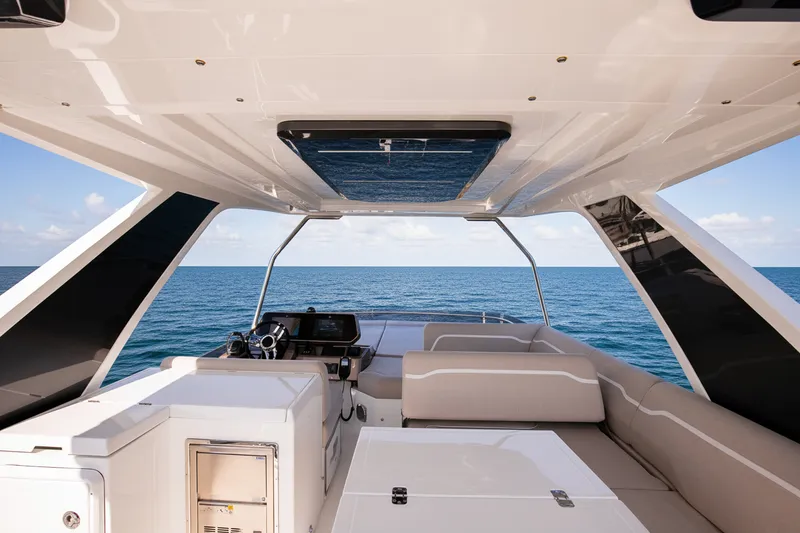 Slide: The Image of Galeon 500 FLY 2026 - 18