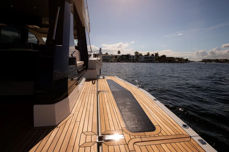 Slide: The Image of Galeon 500 FLY 2026 - 26