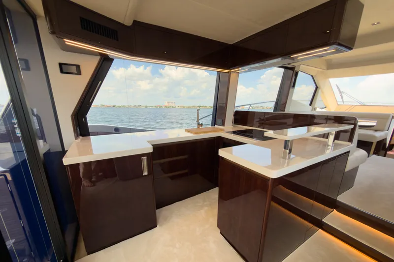 Slide: The Image of Galeon 500 FLY 2026 - 6