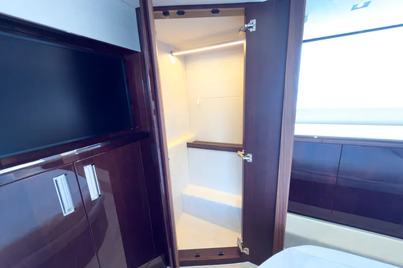 Slide: The Image of Galeon 500 FLY 2026 - 28